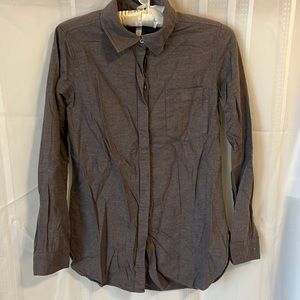 Aritzia Babaton grey button down size xxs